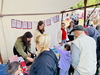 Prognos Mitarbeitenden an einem Info-Stand beim Berliner Demokratietag