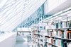 Eine lichtdurchflutete Bibliothek
