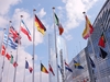 Flagge der Europäische Union die an Masten festgebunden sind
