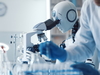 Frau und Androidenroboter im Wissenschaftslabor –