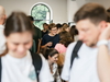 Blick in die Menge bei einer internen Firmenveranstaltung. Menschen unterhalten sich.