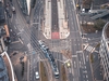 Blick von oben auf eine Straßenkreuzung