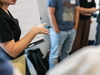 Gruppe diskutiert an einer Flipchart