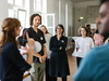 Workshop-Situation: Eine Gruppe tauscht sich zu Ergebnissen aus 