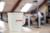 Tasse mit Prognos Logo steht auf einem Tisch