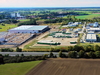 Blick von oben auf ein entstehendes Industriegebietes, in der Nähe eines Wohngebietes
