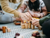 Kinder spielen mit Holzspielzeug und bauen ein Haus