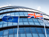 Europäische und britische Flagge