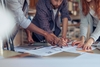 Menschen arbeiten zusammen an einem Dokument