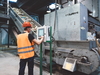 Person arbeitet in einer Müllverbrennungsanlage