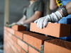 Maurer, die eine Wand bauen