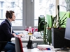 Person arbeitet konzentriert im Büro