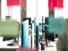 Büro mit Computern, Klebezettel an einer Glaswand