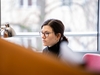 Person arbeitet konzentriert am Computer
