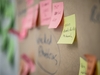 Klebezettel an einem Board