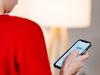 Person schaut auf Smartphone