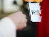 Zwei Personen zeigen auf einen Smartphone-Bildschirm
