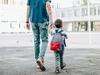 Vater bringt Kind zur Schule