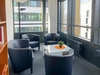 Freiburg: Lounge mit Sitzecken und großer Fensterfront