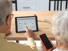 Rentnerin und Rentner nutzen ein Tablet