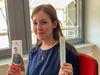 Prognos Mitarbeiterin mit einem DKMS-Registrierungsset