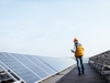 Installateur prüft eine PV-Anlage