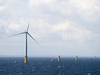 Offshore-Windräder vor bewölktem Himmel