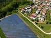 Kleinstadt mit einer Solaranlage