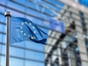 Europaflagge vor verspiegeltem Gebäude