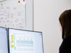 Person arbeitet konzentriert am Computer
