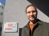 Fabian Muralter vor dem Prognos Büro in Wien