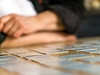 Person spielt Memory