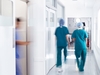 Krankenhausflur, auf dem medizinisches Personal entlang geht