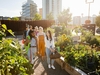 Gruppe junger Menschen in einem Garten mitten in der Stadt
