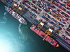 Containerschiffe werden am Hafen ent- oder beladen.