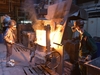 Industriearbeiter, die Metall verarbeiten