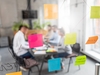 Eine Gruppe von Menschen arbeitet zusammen in einem Büro