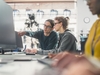 Zwei Personen arbeiten am PC