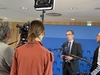 Michael Böhmer im Interview, drei Leute stehen mit Kamera, Beleuchtung und Mikrofonen vor ihm