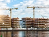 Große Baustelle mit zwei Kränen