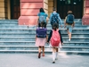 Schulkinder, die eine Treppe hochgehen