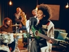 Musikerein mit einer Gitarre