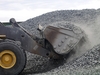Ein Bagger schaufelt Steine