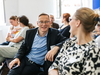 Zwei Personen sprechen miteinander