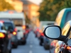 Stau auf einer sonnenbeschienenen Straße