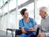 Eine Ärztin erklärt einem Patienten am Tablet etwas