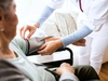 Pflegeperson misst Blut bei einer älteren Person 