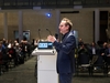 Christian Schoon steht auf der Bühne und moderiert