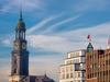 Eine Aufnahme des Kirchturms der St. Michaelis Kirche in Hamburg und anderen Gebäuden. 