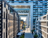 Straße mit modernen Gebäuden in Köln.